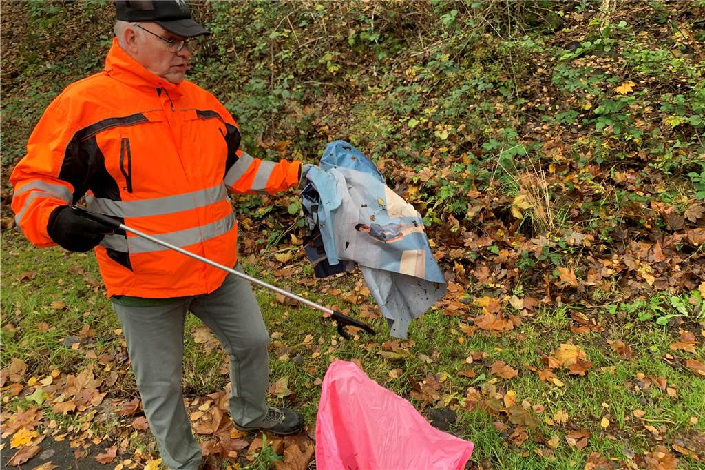 Jochen Schwarm aus Castrop-Rauxel-Bladenhorst sammelt auf seinem täglichen Weg zur Arbeit Müll von den Straßen auf.