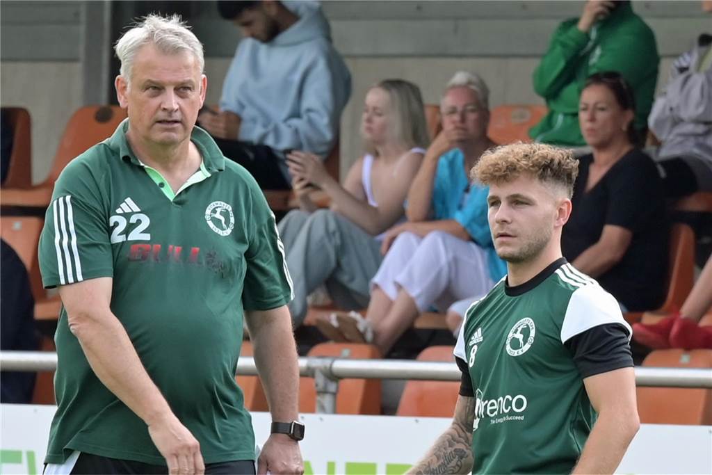 Vorwärts Epe nach holpriger Vorbereitung vor Rückrundenstart: Viele Testspiele ausgefallen Jochen Wessels (l.) und Gerben Papenburg starten gegen Westfalia Osterwick in das Pflichtspieljahr 2025.