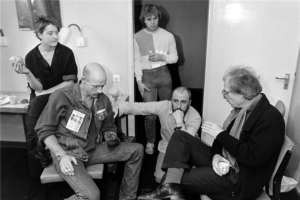 Tatort und Gefängnisarzt: Joe Bauschs Karriere begann in Lünen Joe Bausch, Roland Reber und weitere Darsteller des Theater-Pathologischen Instituts mit Karl Marek (r.), Kulturpolitiker der Lüner CDU.