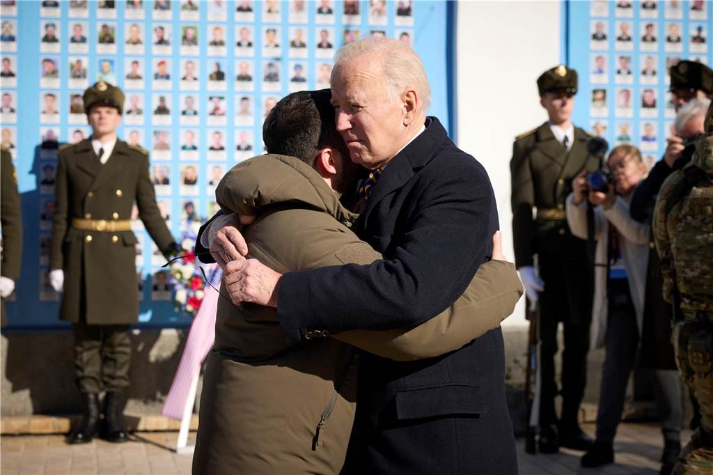 Ein Jahr Krieg in der Ukraine: Diese Orte und Geschehnisse sind besonders in Erinnerung geblieben Joe Biden (Mitte r), Präsident der USA, und Wolodymyr Selenskyj, Präsident der Ukraine, umarmen sich zum Abschied an der Gedenkmauer für die gefallenen Verteidiger der Ukraine.