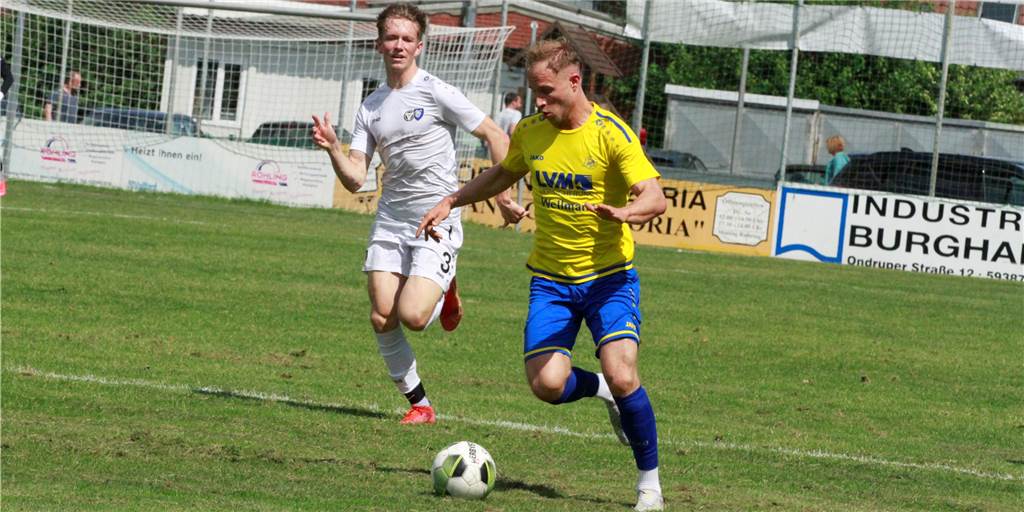 SV Herbern besiegt den TuS Haltern mit 6:0 und ist damit endgültig gerettet Joe Breloh (r.) und der SV Herbern waren meist einen Schritt schneller als Lukas Pfeiffer (l.) und der TuS Haltern.