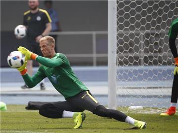 Joe Hart (l.) hat seinen Stammplatz bei Manchester City verloren. Foto: Rolex Dela Pena