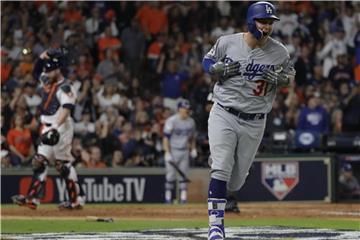 Joe Pederson von den Los Angeles Dodgers feiert seinen Homerun. Foto: David J. Phillip