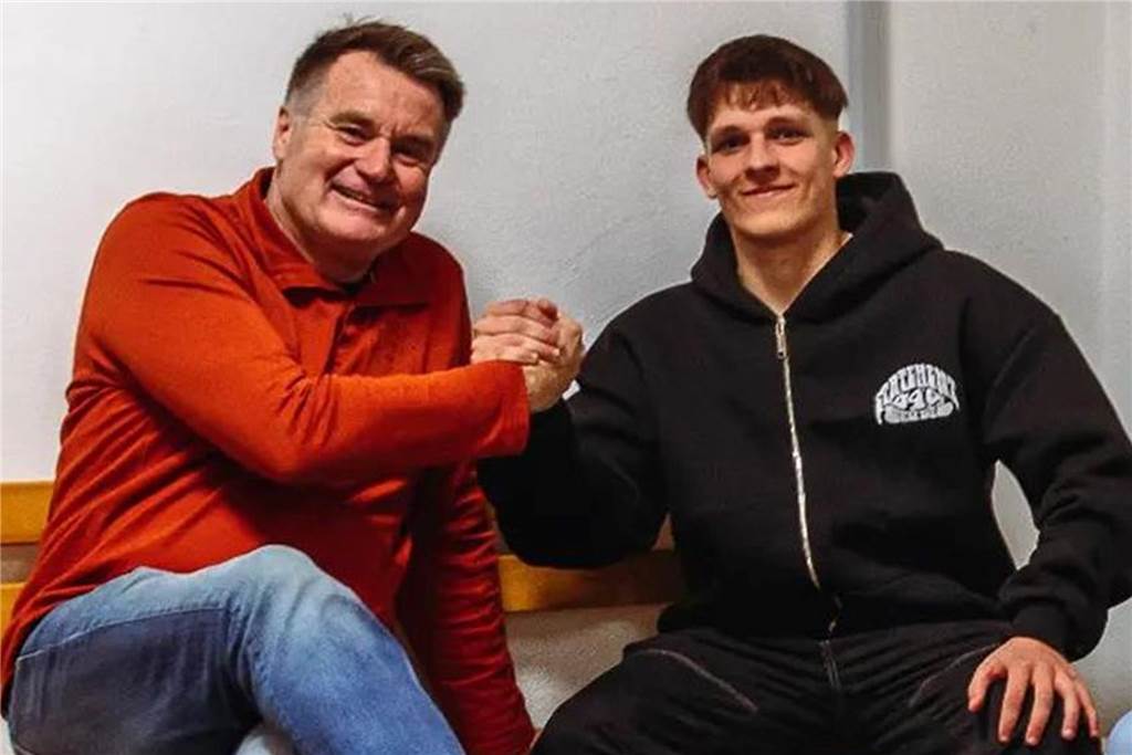 Krankenwagen-Einsatz beim A-Kreisliga-Dino: Youngster fehlt mit Schulterverletzung wochenlang Joel Alter (r.) bei seiner Vorstellung in Mühlhausen neben Sportchef Ralf Mäkler.