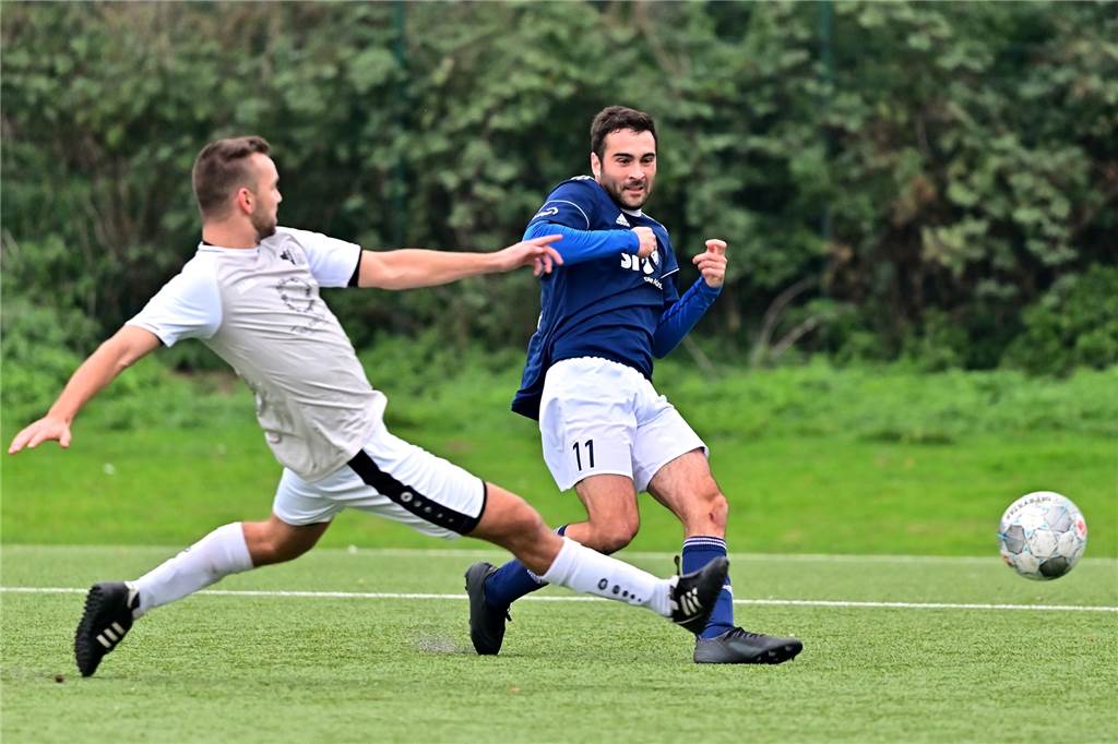 „Weltklasse-Typ“ kehrt zurück: Gefühlter ETuS-Neuzugang nicht nur sportlich wichtig Joel Ferraro (r.) vom ETuS Haltern konnte in der vergangenen Saison nur in der Hinrunde spielen, ehe er erneut unters Messer musste.