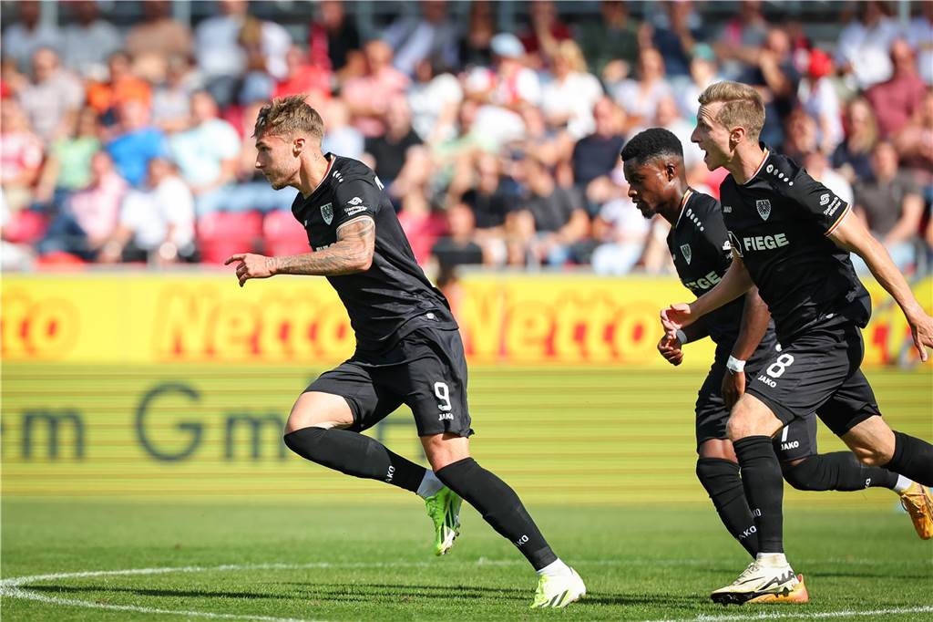 Borker Fußballprofi Joel Grodowski erzielt erstes Zweitliga-Tor: Joel Grodowski (l.) von Preußen Münster jubelt über seinen Treffer zum 1:0.