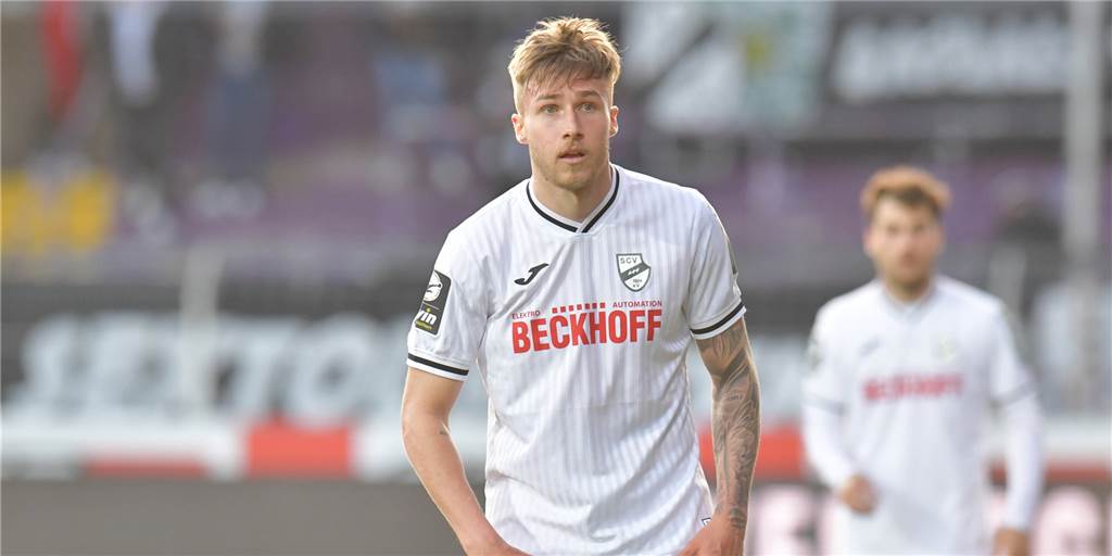 Vom PSV Bork in den Signal Iduna Park: Für Joel Grodowski geht Kindheitstraum in Erfüllung Joel Grodowski steht im Trikot des SC Verl auf dem Platz und lauert auf den Ball.