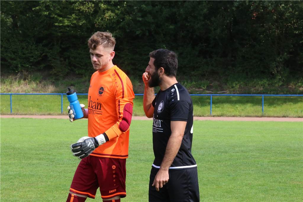 VfL Kamen rastet komplett aus: Keeper Joel Kiranyas erzielt Traumtor - als Feldspieler Joel Kiranyaz (l.) stand kurz vor Schluss im Mittelpunkt der Partie seines VfL Kamen. Nicht als Keeper, sondern als Feldspieler erzielte er ein Traumtor.