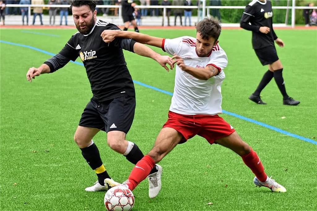 Top-Talent sucht das Glück mit Sprung von der Kreisliga B in die Bezirksliga Joel Krawietz (r), hier im Zweikampf mit Selcuk Kilic, steuerte Mitte Oktober 2020 ein Tor dem 3:1-Sieg des TuS Henrichenburg beim damaligen Spitzenreiter Kültürspor Datteln bei.