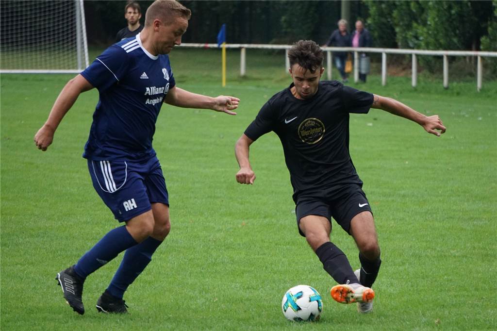 Fünf Neuzugänge auf einen Streich: Club hält sich erst komplett zurück und gibt jetzt Vollgas Joel Krawietz (r.) kommt vom TuS Henrichenburg zur Spvg Schwerin.