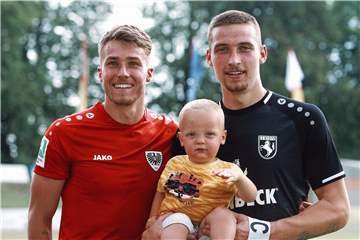 Joel (l.) und Philipp Grodowski (r.) werden sich auch an Weihnachten sehen.