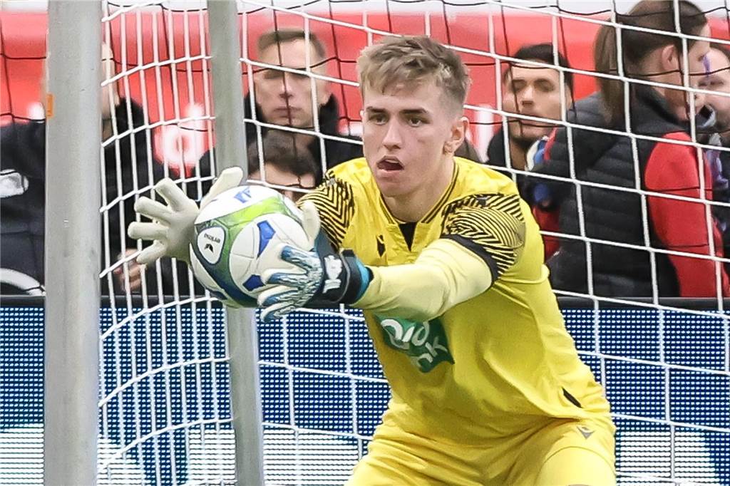 Joel Nickel: Dass der ASC 09 im Halbfinale der diesjährigen HSM die Segel streichen musste, lag nicht am Schlussmann. In ihm hatten die Aplerbecker einen sicheren Rückhalt – stark auf der Linie, dazu immer aufmerksam, wann er sein Tor verlassen muss. Schonte sich beim Herauskommen nicht und ging auch in die Duelle mit den gegnerischen Stürmern, die wehtun. Zumeist verließ er sie als Sieger.