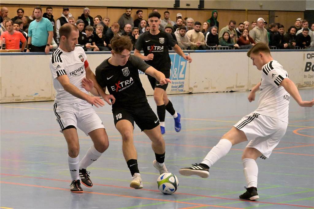 Erste Reaktionen zur Auslosung der Lüner HSM: „Wollen den Titel verteidigen“ Kampf um den Ball.