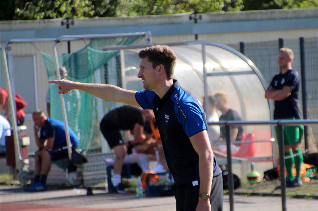 Joel Simon sprang für Lars Müller an der Seitenlinie ein.