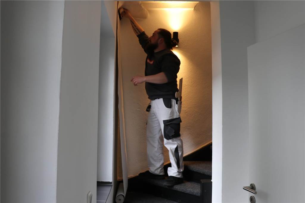 Weil’s Spaß macht: Joel aus Kirchlinde will deutscher Tapeziermeister werden. Handwerker bei der Arbeit.