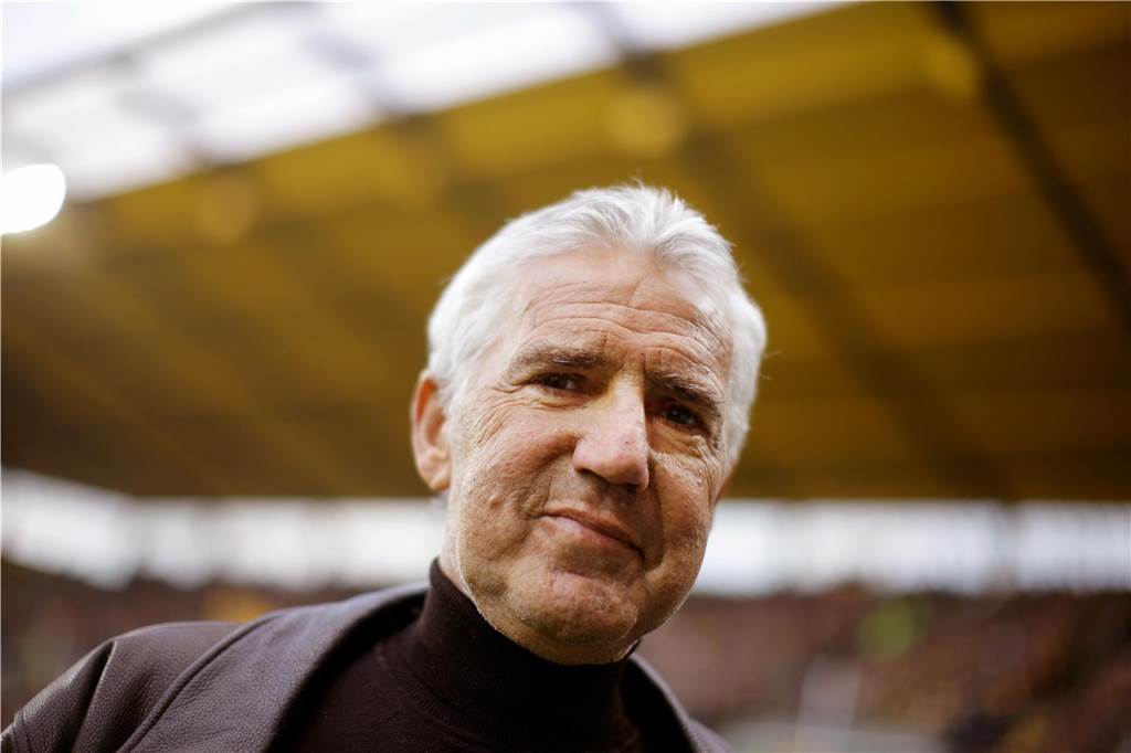 „Feuerwehrmann“ wird seinem Ruf gerecht: Jörg Berger rettet Schalke Jörg Berger wurde nur 65 Jahre alt.