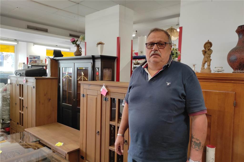 Jörg Binder in seinem Laden "Möbel und Mehr" auf der Langen Straße in Castrop-Rauxel-Habinghorst.