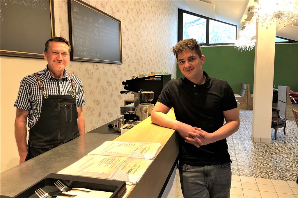Alessandro Dietrich (24) eröffnet Café und Rösterei „Alte Ziegelei“ Jörg Brosowski und Alessandro Dietrich im neuen Café "Alte Ziegelei". Die grüne Wand im Hintergrund wurde bereits für einen Werbespot genutzt.