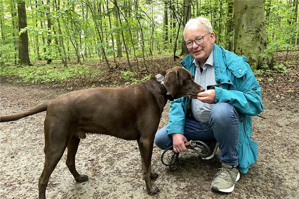 Immer wieder Ärger im Dorneywald: Wo müssen Hunde an die Leine, wo nicht? Der Oespeler Jörg Fittkau mit seinem Hund Ben im Dorneywald