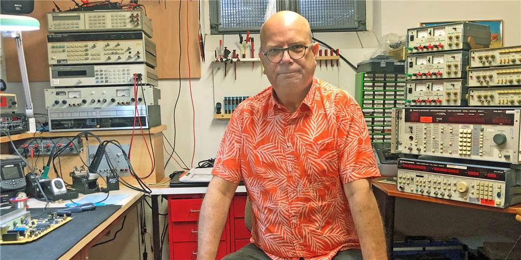 Ehrenamtler verlässt Repair-Café Castrop-Rauxel: Ein Zeichen setzen Jörg Haase in seiner Werkstatt zu Hause, in der er viele kaputte Dinge repariert.