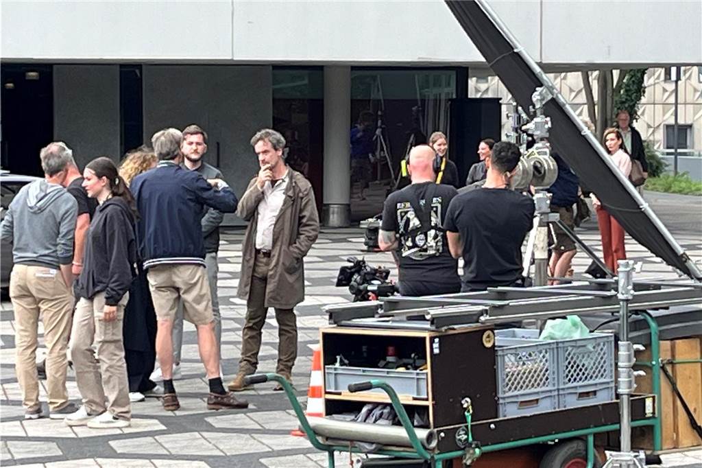 Dreharbeiten für 26. Dortmund-Tatort gestartet Jörg Hartmann als Hauptkommissar Peter Faber (Mitte) bei Dreharbeiten auf dem Dortmunder Theater-Vorplatz.