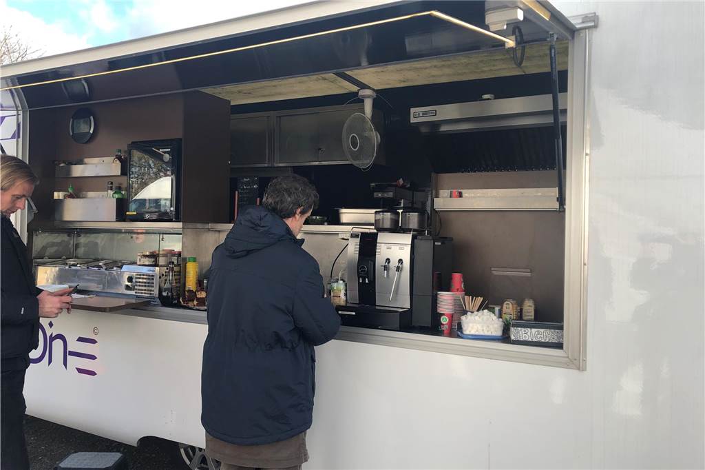 Dortmunder Tatort-Kommissar Peter Faber bekommt eine Vorgesetzte Jörg Hartmann am Catering-Wagen.