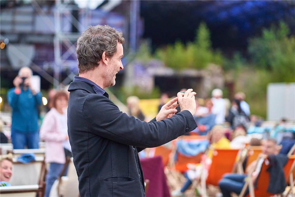 Faber-Schauspieler Hartmann: 10 Jahre Dortmund-Tatort niemals geahnt Jörg Hartmann machte Fotos mit den Zuschauern – oder scherzte mit ihnen, wie hier.