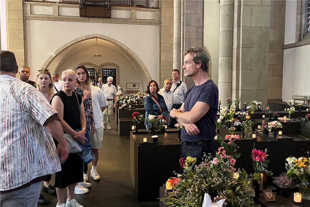 Auf Tatort-Tour mit Jörg Hartmann und Ex-OB Ullrich Sierau Jörg Hartmann zeigt den Tour-Teilnehmern in der Liebfrauen-Kirche, wo er am Grab von Martina Boenisch getrauert hat.