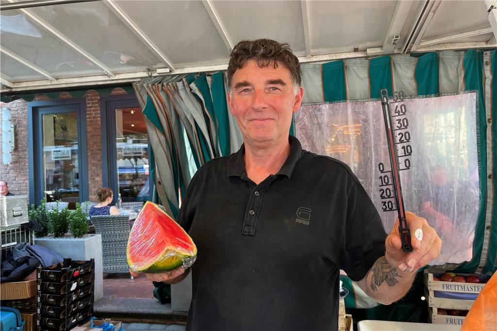 Mega-Hitze in Haltern am See: Temperaturen kurz vor 40 Grad Jörg Hohmann ist Markthändler für Obst und Gemüse in Haltern.