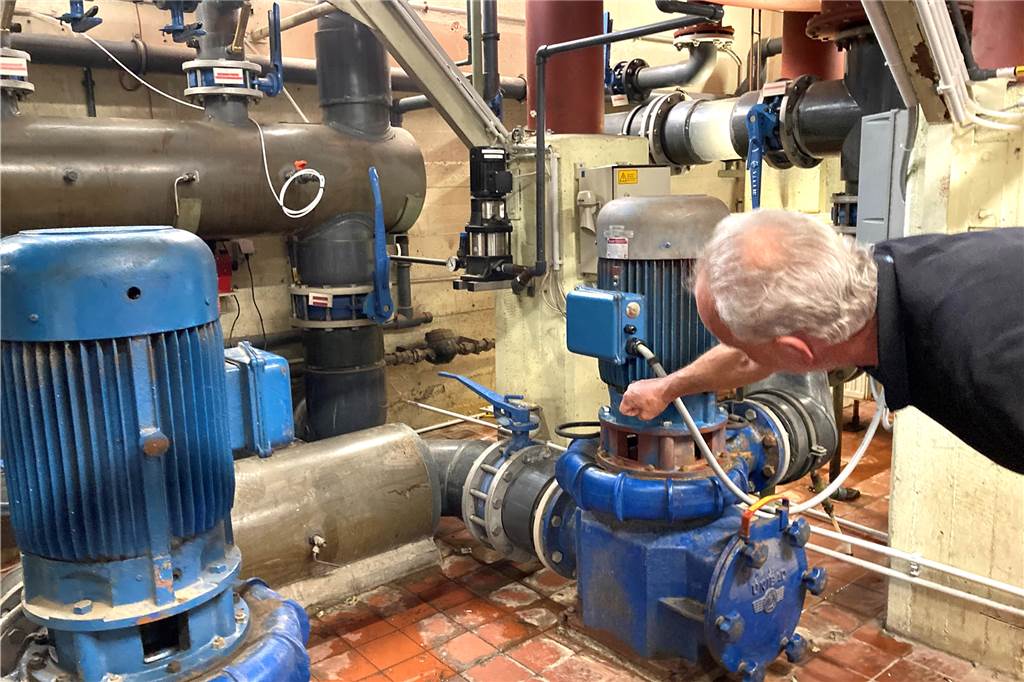 Freibad Wellinghofen: Hoffnung auf Badöffnung nach Verwüstung wächst Jörg Husemann mit den beiden Pumpen: Inzwischen funktionieren beide wieder einwandfrei.