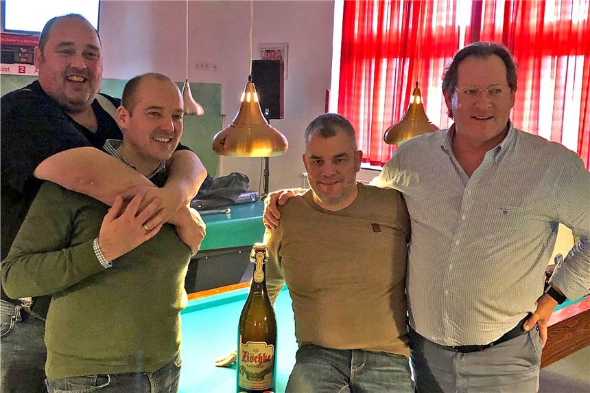 Der Weltmeister muss beim Zigarren-Kisten-Turnier den Teamkameraden den Vortritt lassen Jörg Ikenmeyer (rechts) umarmte nach seinem Sieg beim Zigaki-Turnier in Merklinde den Vorjahressieger Markus Dömer. Dirk Wörmer (links), der schon nach dem Sieg gegen Weltmeister Blomdahl alles drückte, was ihm in den Weg kam, herzte auch Thorsten Frings, mit dem er sich Platz drei teilte.