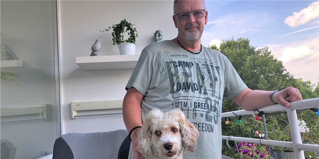 Jörg Jensen sauer: Seit über zwei Wochen kein warmes Wasser für Mieter Jörg Jensen - hier mit seinem Havanesen Butch - muss seit gut zwei Wochen auf warmes Wasser verzichten. Ihn ärgert, dass er nichts von der Vermieterfirma hört.