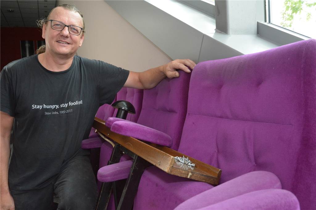 Viele Fotos: So laufen die Umbauarbeiten im Werner Kino Jörg Kaiser von der Firma IBK Elektronik baute unter anderem die Sitze aus. „Von diesen hier hatte man den besten Blick“, sagt der 54-Jährige, der Anfang der 1970er Jahre zum ersten Mal das Werner Kino besucht und seitdem Stammkunde ist.