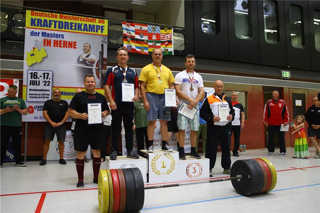 Deutsche Meister! Halterner holen nächste Titel - Unterbrechung nach Unfall Jörg Kasparek (M.) wurde zum vierten Mal in Folge Deutscher Meister im Kraftdreikampf.