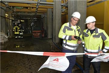 Jörg Kayser und Thomas Wündrich von der DMT GmbH aus Dortmund überwachen und messen ständig den Brand in dem Futtermittelsilo.