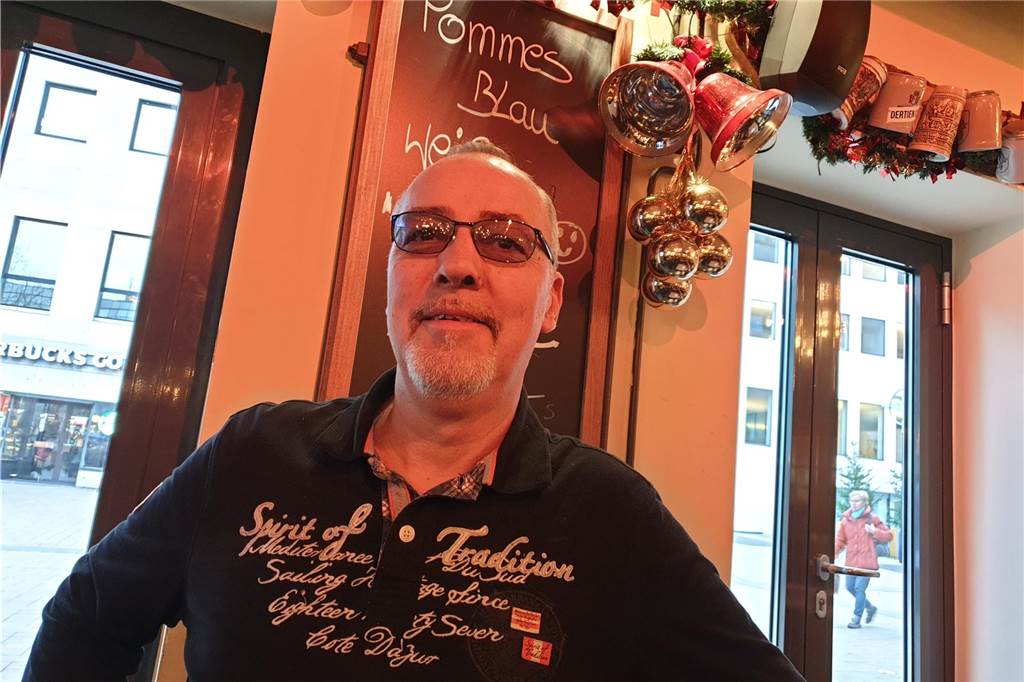 Jörg Kemper ist Betreiber des Wenkers. Mit Fußballfans in seiner Gastronomie am Alten Markt kennt er sich aus.