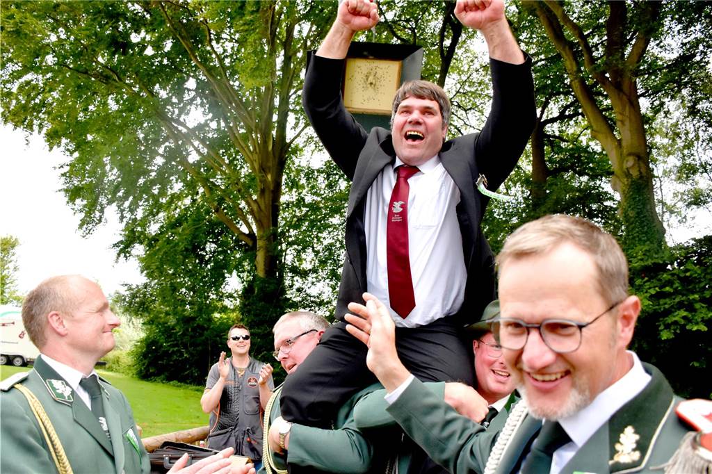 Jörg Kondring hat sich am Montag (8. Juli) zum neuen König der Schützengesellschaft Brink, Gerwinghook, Beßlinghook gemacht. Unter der Vogelstange hatte sich in der Schlussphase ein regelrechter Schützenkrimi entwickelt. Nur um Haaresbreite hatte Stefan Kemper den glücklichen Treffer auf den Vogel verpasst.
