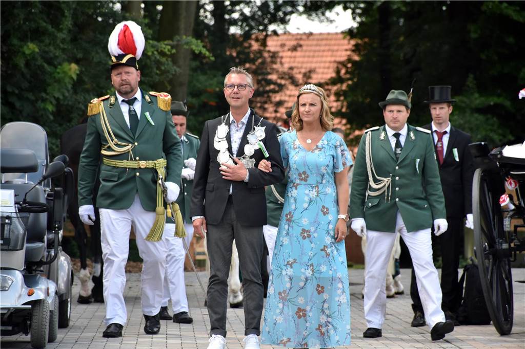 Jörg Kondring hat sich am Montag (8. Juli) zum neuen König der Schützengesellschaft Brink, Gerwinghook, Beßlinghook gemacht. Unter der Vogelstange hatte sich in der Schlussphase ein regelrechter Schützenkrimi entwickelt. Nur um Haaresbreite hatte Stefan Kemper den glücklichen Treffer auf den Vogel verpasst.