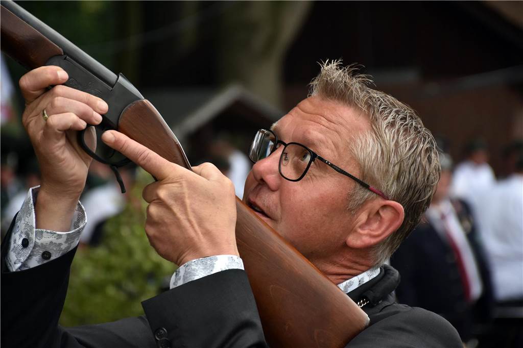Jörg Kondring hat sich am Montag (8. Juli) zum neuen König der Schützengesellschaft Brink, Gerwinghook, Beßlinghook gemacht. Unter der Vogelstange hatte sich in der Schlussphase ein regelrechter Schützenkrimi entwickelt. Nur um Haaresbreite hatte Stefan Kemper den glücklichen Treffer auf den Vogel verpasst.