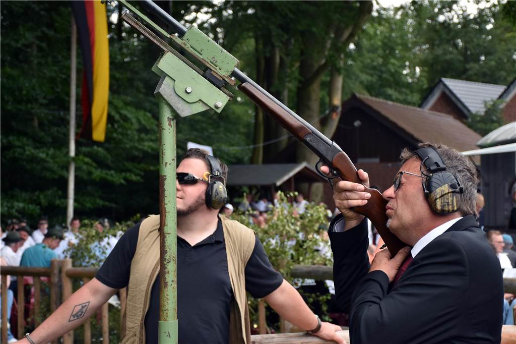 Jörg Kondring hat sich am Montag (8. Juli) zum neuen König der Schützengesellschaft Brink, Gerwinghook, Beßlinghook gemacht. Unter der Vogelstange hatte sich in der Schlussphase ein regelrechter Schützenkrimi entwickelt. Nur um Haaresbreite hatte Stefan Kemper den glücklichen Treffer auf den Vogel verpasst.