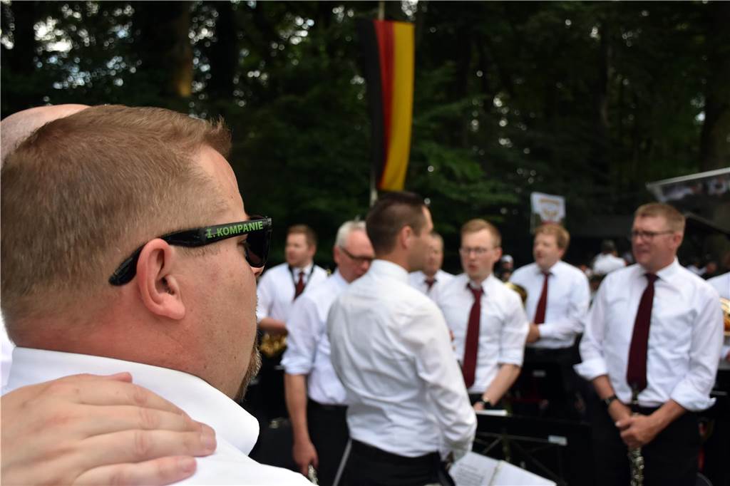 Jörg Kondring hat sich am Montag (8. Juli) zum neuen König der Schützengesellschaft Brink, Gerwinghook, Beßlinghook gemacht. Unter der Vogelstange hatte sich in der Schlussphase ein regelrechter Schützenkrimi entwickelt. Nur um Haaresbreite hatte Stefan Kemper den glücklichen Treffer auf den Vogel verpasst.