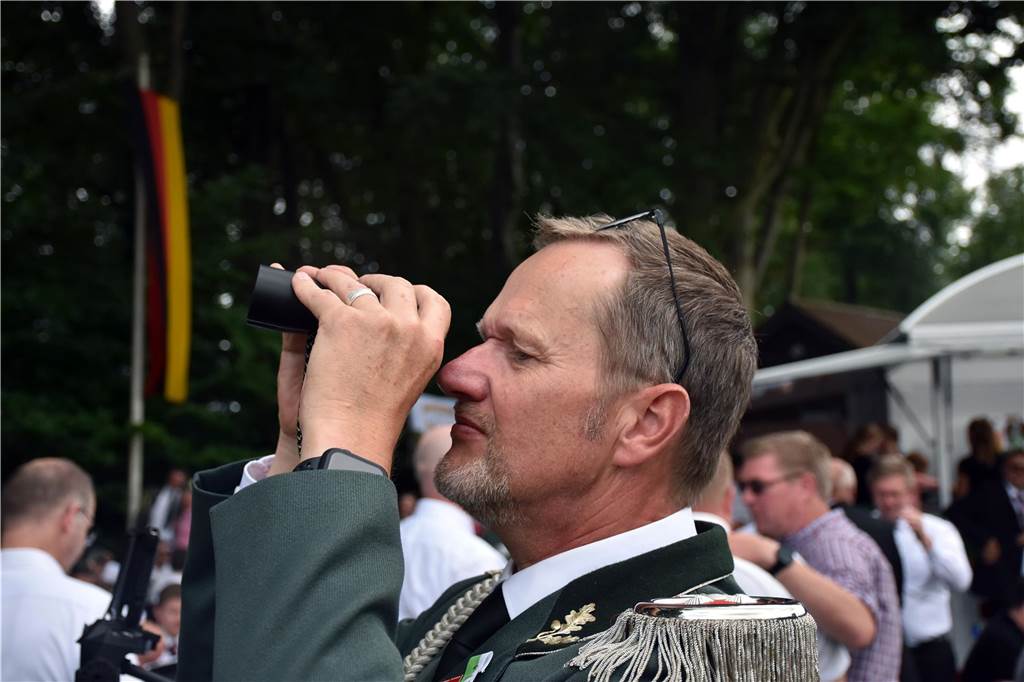 Jörg Kondring hat sich am Montag (8. Juli) zum neuen König der Schützengesellschaft Brink, Gerwinghook, Beßlinghook gemacht. Unter der Vogelstange hatte sich in der Schlussphase ein regelrechter Schützenkrimi entwickelt. Nur um Haaresbreite hatte Stefan Kemper den glücklichen Treffer auf den Vogel verpasst.