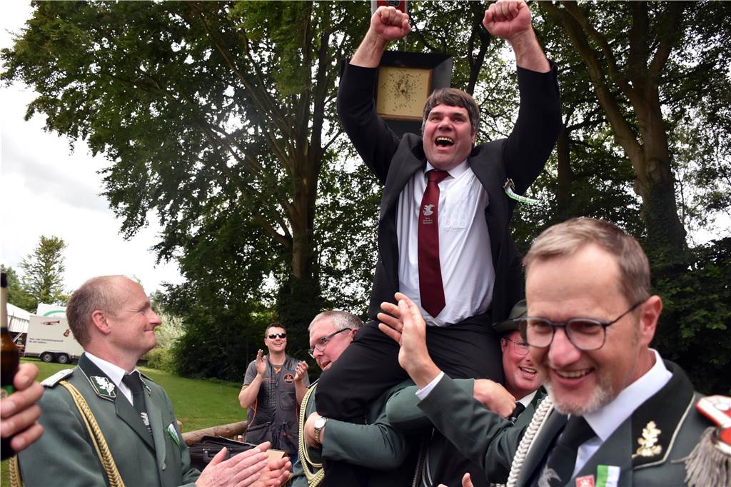 Jörg Kondring hat sich am Montag (8. Juli) zum neuen König der Schützengesellschaft Brink, Gerwinghook, Beßlinghook gemacht. Unter der Vogelstange hatte sich in der Schlussphase ein regelrechter Schützenkrimi entwickelt. Nur um Haaresbreite hatte Stefan Kemper den glücklichen Treffer auf den Vogel verpasst.