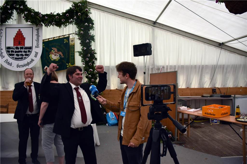 Jörg Kondring hat sich am Montag (8. Juli) zum neuen König der Schützengesellschaft Brink, Gerwinghook, Beßlinghook gemacht. Unter der Vogelstange hatte sich in der Schlussphase ein regelrechter Schützenkrimi entwickelt. Nur um Haaresbreite hatte Stefan Kemper den glücklichen Treffer auf den Vogel verpasst.