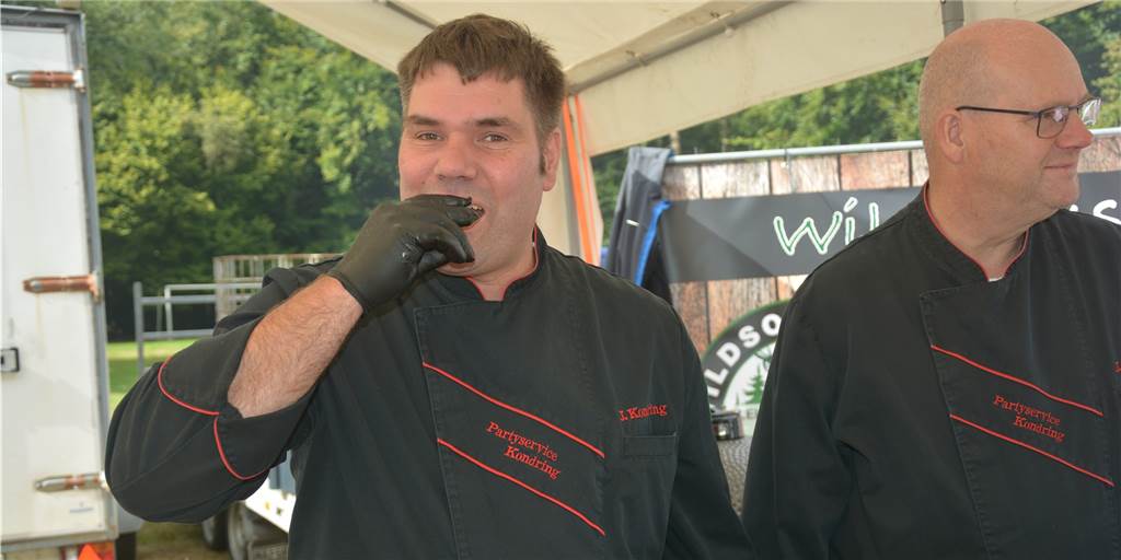 Heiße Premiere für Familie Kondring beim Alstätter Barbeque-Festival Jörg Kondring (l.) schmeckt seine Wildkreation.