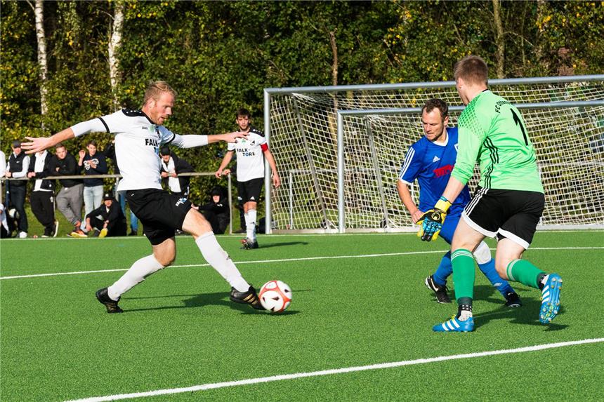 Südlohn holt spätes 3:3 gegen Ottenstein Jörg Krüchting (l.) legt den Ball an Torhüter Tobias Schücker zum 3:3 vorbei.