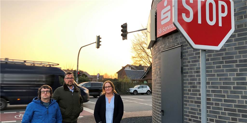 Stadtlohn meldet Vollzug: Maßnahmenbündel für mehr Sicherheit am Breul Jörg Lanfer, Carsten Krieger und Birgit Kerkeling (von links) forderten im Frühjahr schnelle Verbesserungen für die Kreuzung Breul/Ginsterweg/Alter Dyk. Jetzt ist ein ganzes Maßnahmenpaket umgesetzt worden.