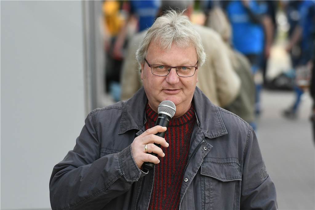 Anwohner ärgert sich über FC Frohlinde - Ordnungsamt kam vorbei Jörg Leinebweber ist seit Jahren beim FC Frohlinde für die Durchsagen und die Musik bei den Spielen der Ersten Mannschaft zuständig.