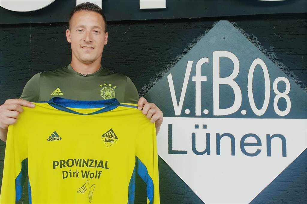 Jörg Lemke hat einen neuen Klub gefunden Jörg Lemke hält ein Trikot des VfB Lünen hoch.