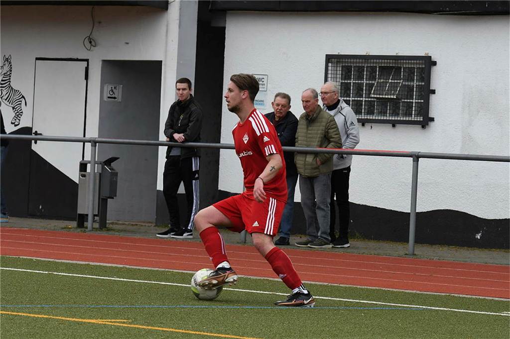 Rückkehrer Lemke erinnert sich an den Aufstieg mit dem VfB Lünen Fabian Schlein setzt mit dem Ball zum Dribbling an.